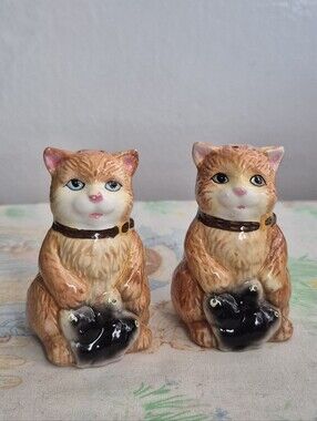 🌙​VTG GKRO Orange Ginger Cat holding Fish Ceramic Salt & Pepper Shaker Set